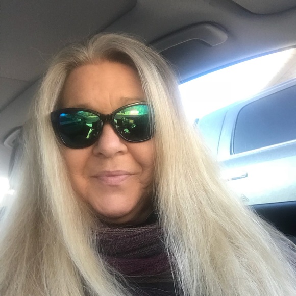 Meet your Posher, Beth - Picture 1 of 1